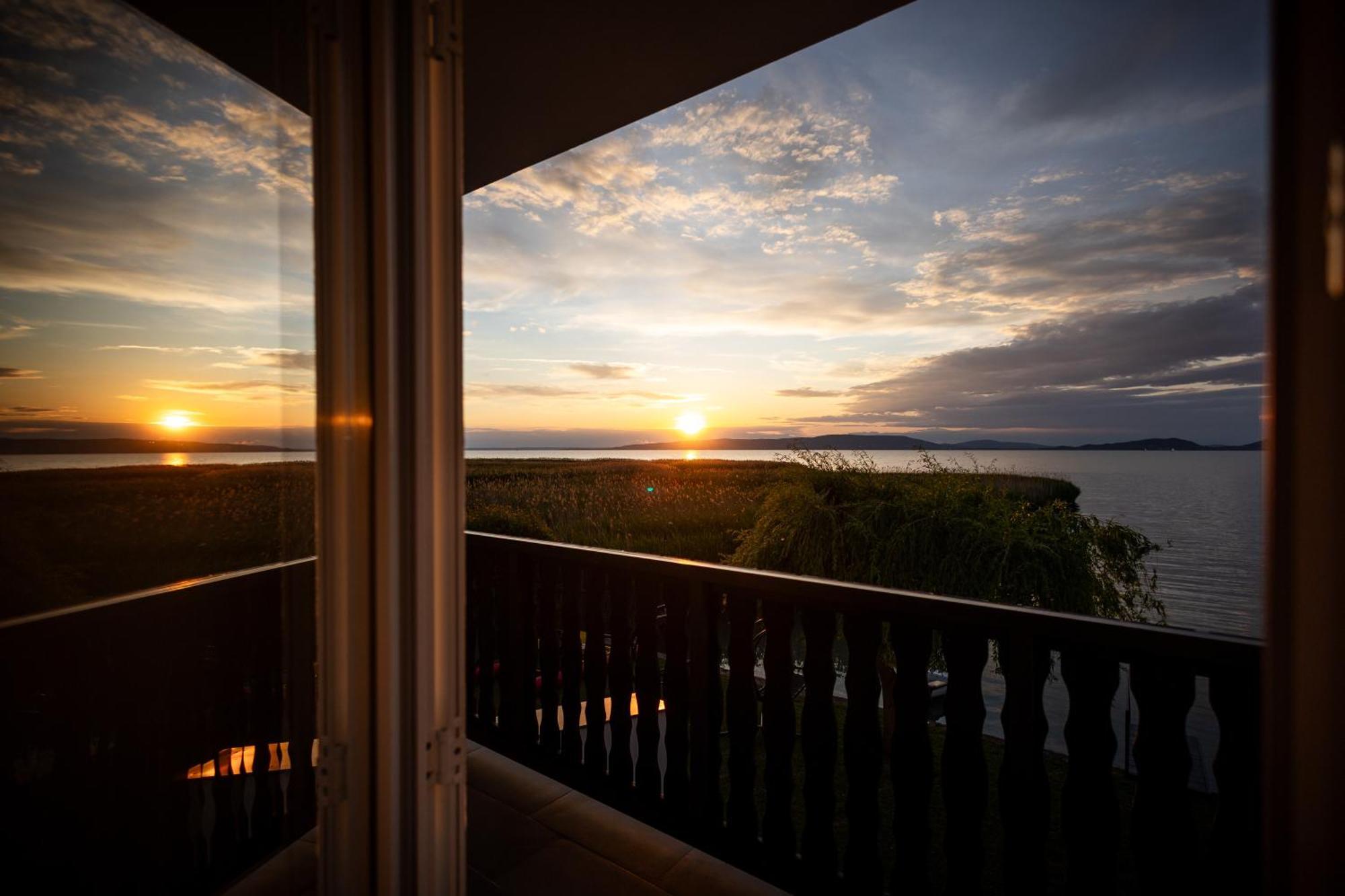 Balaton A Kertben - Balaton In The Garden - Beachfront Houses With Beautiful View, Private Beach Balatonfenyves Exterior photo